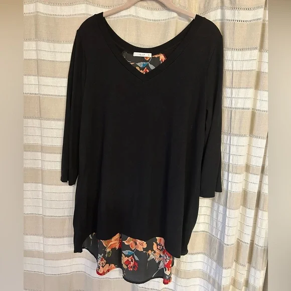 LE LIS Alante 3/4 Woven Back Knit Top - Picture 3 of 7